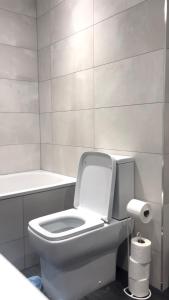 e bagno bianco con servizi igienici e vasca. di Best hotel Leicester city a Leicester