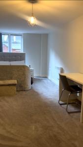 1 dormitorio con 1 cama y escritorio en una habitación en Best hotel Leicester city en Leicester