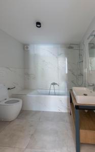 y baño con bañera, aseo y lavamanos. en Palazzo Ricciardi Residence, en Lecce