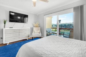 - une chambre avec un lit, une télévision et un balcon dans l'établissement Lago Bonito 1700, à Pensacola Beach