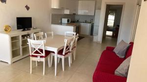 eine Küche und ein Wohnzimmer mit einem Tisch und Stühlen in der Unterkunft Casa Belvedere Lookout House in Capena