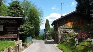 a road leading to a building with a sign on it at HOTEL RISTORANTE VITTORIA dal 1920 in Marzio