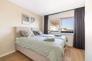 1 dormitorio con cama y ventana grande en Luxury Apartment near Utrecht & Amsterdam en Breukelen