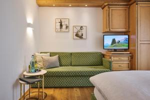 Televiisor ja/või meelelahutuskeskus majutusasutuses Hotel Garni Sursilva