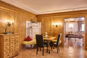 ein Esszimmer mit einem Tisch und Stühlen in der Unterkunft Hotel Garni Sursilva in Lech am Arlberg