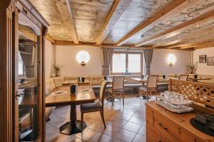 Istumisnurk majutusasutuses Hotel Garni Sursilva