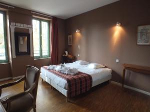 Una habitación de hotel con una cama con toallas. en Hôtel De L'Horloge en Auvillar