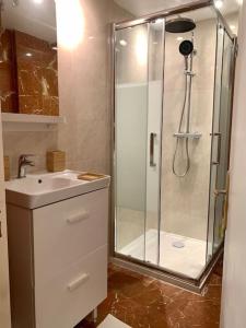 bagno con doccia e lavandino di F5 entier, chaleureux avec balcon, 30min de Paris a Cergy