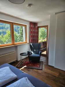 een woonkamer met een stoel en een raam bij Ferienwohnung Scheiber in Sölden