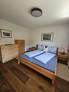 een slaapkamer met een groot bed met blauwe lakens bij Ferienwohnung Scheiber in Sölden