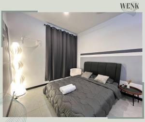una camera con un letto con due cuscini sopra di Neu Suites 3rdNvenue 002 A a Kuala Lumpur