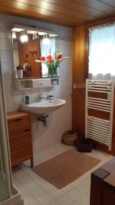 uma casa de banho com um lavatório e um espelho em TellaHouse em Chamonix-Mont-Blanc