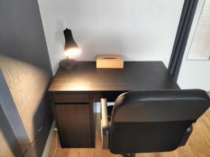 - un bureau avec une lampe et une chaise dans la chambre dans l'établissement Chambre spacieuse-TV-métro Clémenceau-dans Appart en Colocation, à Rennes