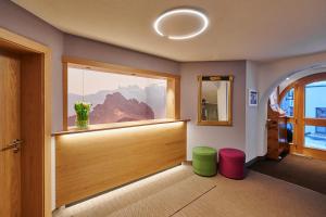 Habitación con ventana y vistas a la montaña. en Hotel Garni Sursilva en Lech am Arlberg