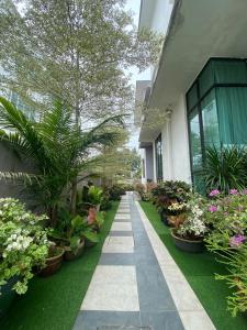 uma passagem num edifício com plantas e flores em Ilham Bonda Homestay em Cukai