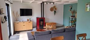 ein Wohnzimmer mit Sofa und Fernseher in der Unterkunft Polderrust in De Haan