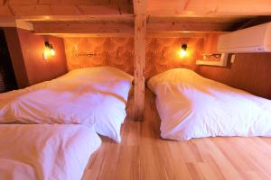 2 Betten in einem Zimmer mit weißen Kissen in der Unterkunft Sumida-ku - House / Vacation STAY 80877 in Tokio