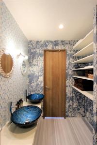 ein Badezimmer mit zwei blauen Waschbecken und einer Holztür in der Unterkunft Sumida-ku - House / Vacation STAY 80877 in Tokio