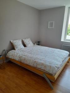 een slaapkamer met een bed in een kamer bij En passant par La Maraude in Vigneulles-lès-Hattonchâtel