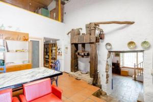 una habitación con mesa y sillas y una habitación con chimenea en MASIA CAN SUNYER AGROTURISMO, en La Garriga