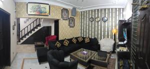 uma sala de estar com um sofá e uma mesa em Frank in guest house em Islamabad