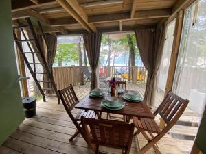 Balkón nebo terasa v ubytování Glamping Resort Rio Vantone