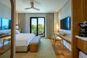 1 dormitorio con 1 cama y escritorio con TV en Cnaan Hotel- Limited Edition By Fattal en Safed
