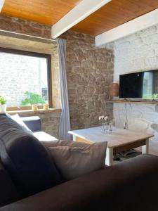 Μια τηλεόραση ή/και κέντρο ψυχαγωγίας στο Maison de pêcheur BORD DE MER bois et pierre 6-8 pers
