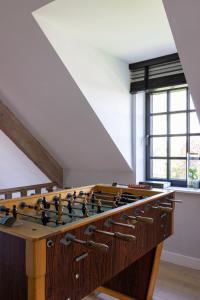 a room with a large wooden chess board at De Sjieper in Lanaken