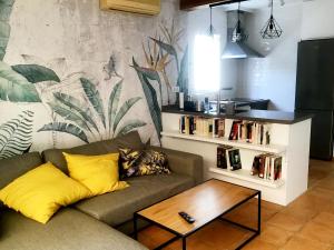 ein Wohnzimmer mit einem Sofa und einem Couchtisch in der Unterkunft Casa de 2 dormitorios con piscina, 2 terrazas privadas, WIFI, BBQ in Denia