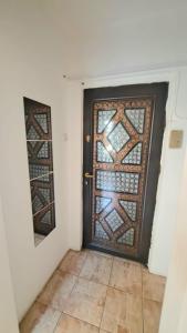 een deur in een kamer met een tegelvloer bij Închiriez garsoniera în regim hotelier unirii in Boekarest