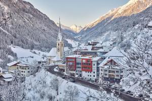 カップルにあるGarni-Austria Kapplの雪に覆われた小さな町