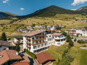 eine Luftansicht eines Dorfes in den Bergen in der Unterkunft Hotel Edelweiss Superior in Nauders