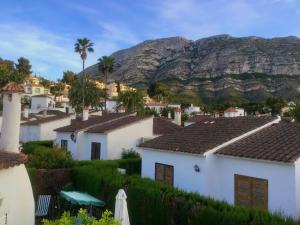 Blick auf Häuser vor einem Berg in der Unterkunft Casa de 2 dormitorios con piscina, 2 terrazas privadas, WIFI, BBQ in Denia