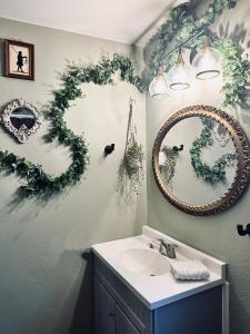 baño con lavabo y espejo en la pared en Mr. McGregor’s Garden en Salem