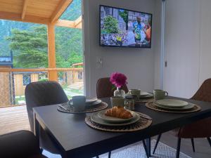 TV a/nebo společenská místnost v ubytování Glamping Resort Rio Vantone