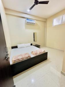 um quarto com uma cama e uma ventoinha de tecto em Rudrasagar Homestay em Ujaim
