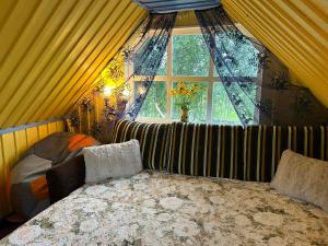 um quarto com uma cama e uma janela em Valgemaja Majutus em Restu