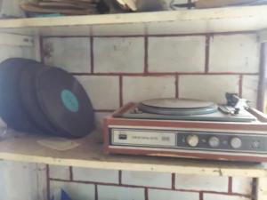 an old radio and a pan on a shelf at hostel Mrganush in Meghri