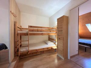 Le PoëtにあるAppartement Vallouise-La Casse, 3 pièces, 6 personnes - FR-1-330G-25の二段ベッド2台とクローゼットが備わる客室です。