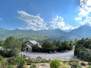 a view of a parking lot with mountains in the background at Appartement Vallouise-La Casse, 3 pièces, 6 personnes - FR-1-330G-25 in Le Poët