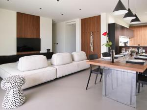 Una sala de estar con un sofá blanco y una mesa. en Civico 65 Garda Holiday 23, en Arco