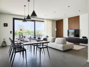 Una sala de estar con una mesa de comedor y un sofá. en Civico 65 Garda Holiday 23, en Arco