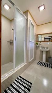 La salle de bains est pourvue d'une douche et d'un lavabo. dans l'établissement Beautiful 2BD Farmhouse for 6pax, à Ormoc