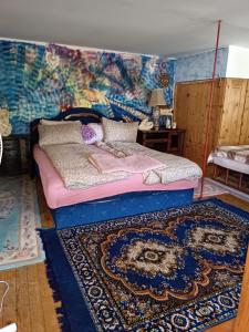a bedroom with a bed and a mural at Maravilja in Filmski Grad
