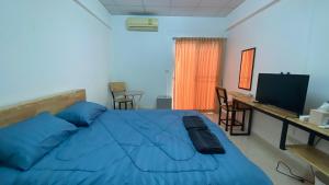 TV a/nebo společenská místnost v ubytování ธนทรัพย์อพาร์ทเม้นท์ Room02