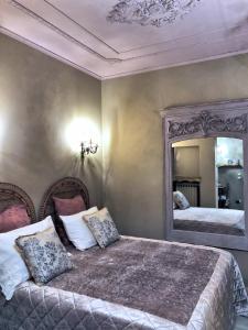Un dormitorio con dos camas y un espejo. en Il giardino segreto, en Ferrara 38 fotos más