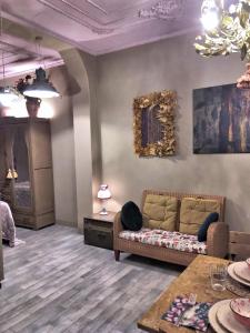 una sala de estar con un sofá y una mesa en Il giardino segreto, en Ferrara