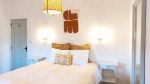 - une chambre avec un lit blanc et 2 tables dans l'établissement El Paraíso Perdido, à Casabermeja