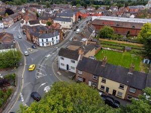 una vista aérea de una ciudad con una calle en The Former New Inn, en Ashby de la Zouch